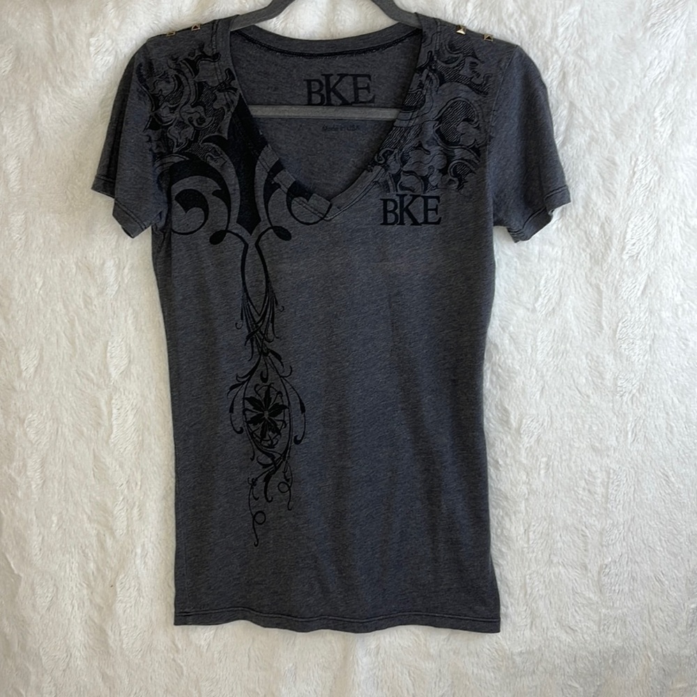 BKE - Scooped V-Neck Graphic Tee

Fun and flirty scooped V-neck graphic tee.
